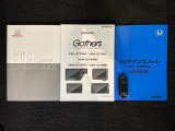 スマートキーは鍵をバッグに入れたままでもドアロックの開閉やエンジンのON・OFFができます。夜間や雨の日も鍵を探さなくて良いので便利です。