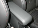 運転席と助手席の間には、アームレストが装備されています!
