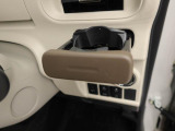 カップホルダーは運転席や助手席からちょうど手の届く位置です!!