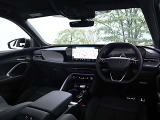 内装はシンプルに使い勝手を考え作られています。お車を運転する感覚をダイレクトに体感して頂けます。室内も広くロングドライブにも快適にお過ごしいただけます。