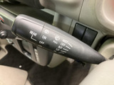 雨天時や視界不良時でも、クリアな視界を確保。操作も簡単で、運転に集中できます。季節を問わず快適なドライブをサポートします。