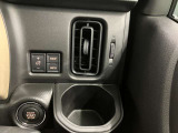 【運転席ドリンクホルダー】使いやすさに配慮したドリンクホルダー