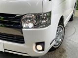 【LEDヘッドライト】悪天候や夜間走行時も良好な視界を確保し安心して運転できる高輝度LEDヘッドライトを装備!点灯速度が早く、消費電力も抑えられています。