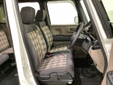 女性でも運転がしやすいように、シートの高さ調整機能(シートリフター)がついています。運転席と助手席の間が空いている為、助手席側への移動がスムーズです。交通量の多い道でも助手席側から乗り降りができます。