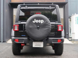 リアから見てもすぐにJeepだとわかる特徴的なデザインです。