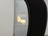 ブラインドスポットモニター装備。隣車線を走る車両を検知。ドアミラーでは確認しにくい後方、側方エリアに存在する車両や急接近してくる車両も検知しドアミラーに搭載されたLEDインジケーターが点灯します。
