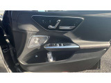 【メモリー付パワーシート】シートをかたどった調整スイッチはメルセデス・ベンツが特許を持っています。様々な体型の乗員に合わせた、きめ細かい調整が可能になっています。