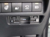 高速道路上に設置されたITSスポットと双方向通信を行うETC2.0ユニットは、ETC機能に加え、安全運転をサポートする交通情報を提供します。