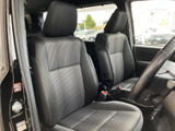 広々とした室内空間が快適。運転席からの視界も広く、運転に集中できます。ゆったりとくつろげる空間が広がります。
