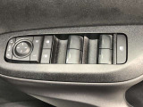 パワーウィンドのスイッチです。運転席に座りながら、助手席や後席の窓を開け閉めできるので大変便利ですよ。