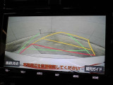 車庫入れや縦列駐車などの際に、後退操作の参考になるガイドラインをモニター画面に表示します。