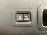 パワーリフトゲートは運転席とリフトゲート側、さらにアドバンストキーでも開閉が可能!開度は無段階にメモリー設定もできます。ゲート内側にタッチセンサーを配置し、手などを挟み込む危険を低減します。