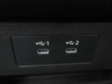 【USBソケット】走行中にスマホやタブレット端末を充電することができます!後部座席の方も快適に過ごせるアイテムが盛りだくさん♪