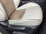 運転席にはドライバーの体型や好みに応じて前後方向だけでなく、高さの調整ができるシートリフターを装備!