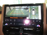 車両を上から見たような映像をナビ画面に表示するパノラミックビューモニター。
