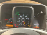 視認性に優れたメーターを採用しており、走行中でも車速や情報が分かりやすく表示されます。運転時の視線移動をむりのない範囲に抑え、快適で安心感のあるドライブをサポートします。