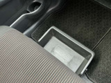 助手席シートの下に、便利な前後スライド式のアンダーボックスを装備。運転用の替え靴や、車内に常備したいこども用品、着がえた服などを収納できます