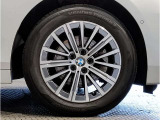 【BMWアロイホイル】軽量かつ強度に拘ったアロイホイル。走行性能ポテンシャルを引き出す設計。車の足元を引き締めてくれる大きなポイントはアロイホイルです。
