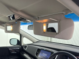 ★【あると便利な装備】後席確認ミラー付サングラスボックス+運転席・助手席サンバイザー内側ライト付きミラー+マップランプが装備されています