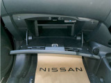 車検証ブックや小物などが収納できるスペースがあります。