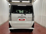 跳ね上げ式バックドアなので、雨天時の荷物の出し入れの際も濡れにくいです。