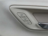運転席は二人分のシートポジションを記憶します。