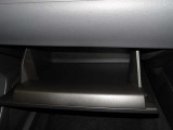 車検証などの収納に便利なグローブボックスです。