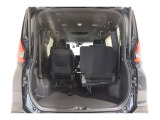 ■サードシート■  左右の片側だけを収納することでも、大きな荷物も積み込み可能です。