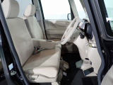 フロントシートはベンチシートです、運転席と助手席の移動が簡単です。 また運転席シートの高さも調整できます。