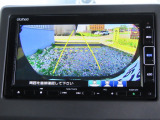 リアワイドカメラシステム!従来の視野に加えて、後方側方を約180&deg;まで見えるワイドビューと、後方を真上から見たような視野で駐車時などに便利なトップダウンビューの3つの視野があります!