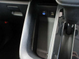USBポートを搭載しています!USBケーブルをつないで車にスマートフォンやタブレットなどの電子機器を接続できます☆