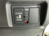 パワースライドドアの開閉はスマートキーのリモコンやドアノブは勿論、運転席側のスイッチ操作でも開閉ができ、安全・簡単です