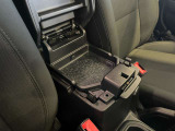 車内の小物をすっきりと整理できる大容量のセンターコンソールボックス。