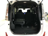 3列目シートは跳ね上げ式で折りたたみ可能です。キャンプ用品など大きな荷物もばっちり収納可能です!