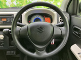 握りやすい形状のステアリングは、運転中の操作性を高めます。スポーティーなデザインで、運転する楽しさを演出します。ハンドルの状態も良好で、快適なドライビングをサポートします。