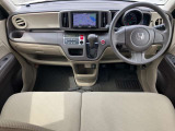 運転席まわりは機能的にまとまっています。足元が広々のインパネATです♪