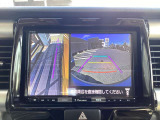 サイドカメラに切り替えると駐車時や狭い道路のすれ違いで、幅寄せ時のサイドの確認も安心です!