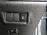 オートマチックハイビーム装備です。先行車や対向車のライトを認識し、ハイビームとロービームを自動で切り替える機能です。夜道の視界を確保します。詳細は販売店スタッフまでおたずねください。