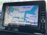 見やすい高精細な地図表示で、運転中の道案内をサポート。目的地までの最適なルートを検索し、安全な運転を支援します。