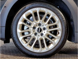 アロイは英語で合金を意味しますが、車の世界ではアルミ製のホイールを指します。大衆車のホイールは製造コストが安いスチール(鉄)でできていますが、アルミ(アルミ合金)製ホイールは軽いのが特徴です。