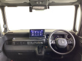 運転席は、大きな座面と包み込むような背もたれがドライバーの身体全体をしっかり支えます。上質なシート素材と座り心地のよいクッションを採用し、長時間の運転やコーナーの多い道も快適です