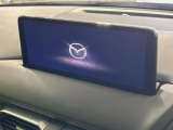 【10.25インチマツダコネクト】車内の雰囲気にマッチした大型ディスプレイ。スマホ接続でのナビ使用やBluetooth再生等、様々な機能が楽しめます。直感的なダイヤル操作が可能で、使い勝手も良好です。