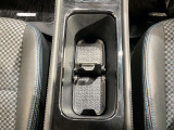 運転席・助手席のドリンクホルダーです。
