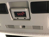SOSボタンです。自動車の運転中、事故や急病時などの緊急事態が発生したときに、ヘルプネットを通じて外部に救助を手配するためのボタンです。