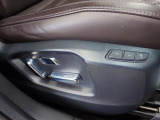 運転席にはメモリー機能付きの電動シートを採用しています。