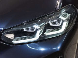 【LEDヘッドライト】先進のLEDテクノロジーを採用。放射される白色光の周波特性は太陽光に近く、バイキセノン・ヘッドライトを上回るコントラストで更に明るく輝きます!