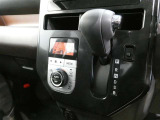 「AUTO」スイッチで車内の温度を一定に保ってくれるオートエアコン。快適装備の代名詞。もちろんマニュアル操作も可能ですよ。