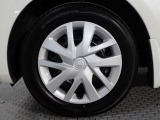 ホイールは車のデザインにマッチした専用タイプです。