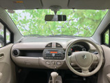 運転席まわりまで見渡しやすい開放的な室内で、前方や左右の確認がしやすいレイアウトです。明るい色合いが車内を穏やかな印象にまとめ、座席に腰掛けたときも落ち着いて過ごせます。