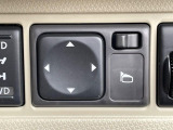 【電動格納ミラー】サイドミラーは電動格納式となっており、狭い駐車場でもキズがつくリスクを抑えられます。